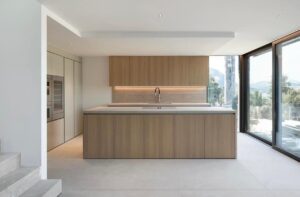 Cucina moderna con soffitto in cartongesso e finiture su misura in abitazione residenziale